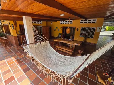 a room with a hammock in a house at La mejor opción para tu descanso y recreación. in Mariquita