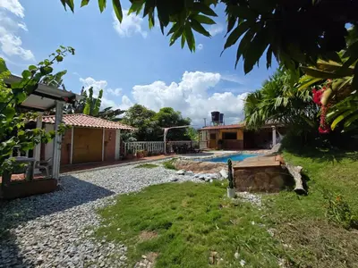 a backyard with a pool and a house at La mejor opción para tu descanso y recreación. in Mariquita
