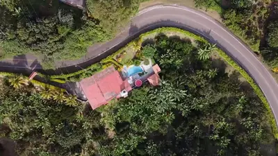 an aerial view of a house on a road at La mejor opción para tu descanso y recreación. in Mariquita