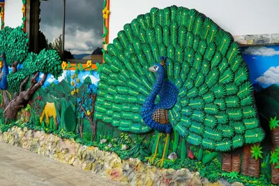 a painted mural of a peacock on a wall at Roble Colonial - Apartamentos Deluxe en Guatapé in Guatapé