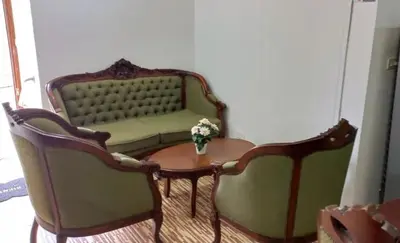 a room with two chairs and a table with a couch at YoamoJardin ... es como estar en casa in Jardin