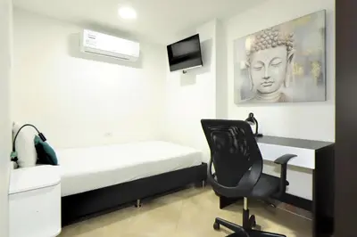 a bedroom with a bed and a desk and a chair at Ayenda Coliving la 78A in Medellín