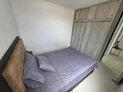 a small bedroom with a bed and a door at Apartamento vistas lindas cerca centro in Medellín