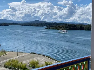 Gallery image of Apartamentos San Jose vistal al lago, cerca del parque. Guatape. in Guatapé