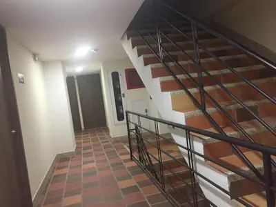 a hallway with a staircase in a building at Hermoso Apartaestudio en Sabaneta. in Sabaneta