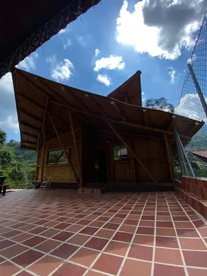 a building with a net on top of it at hermosa cabaña villa majo, cuenta con el espectacular rio santo domingo in San Francisco