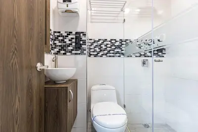 a bathroom with a toilet and a sink and a shower at Hotel Velero in San Antonio de Pereira