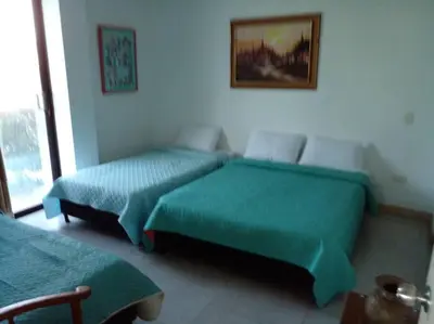 two beds in a room with green sheets at Casa De Campo in Santuario