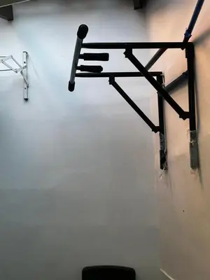 a metal object on a wall in a room at Apartamento Guatapé Plaza in Guatapé
