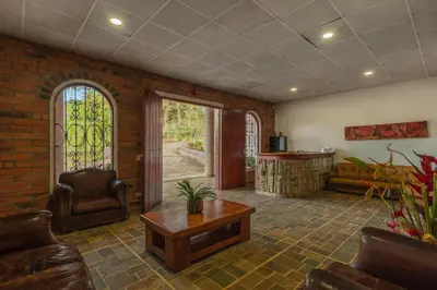 a living room with a couch and a table at Granja del Cafe Hotel y Centro de convenciones in Venecia