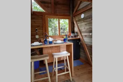 a kitchen with a counter in a log cabin at La Casa En El Bosque in El Retiro
