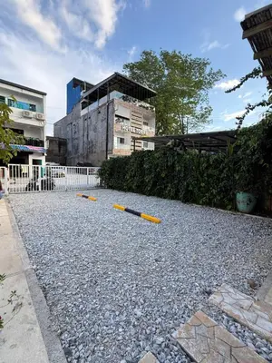 a group of yellow poles on the ground in front of a building at Cabaña Doradal MILOS in Puerto Triunfo