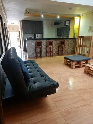 a living room with a black couch and a table at HOSPEDAJE EN ESPLENDOR in Jardin