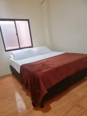 a bed in a room with a window at HOSPEDAJE EN ESPLENDOR in Jardin