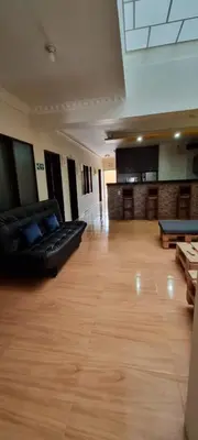a large living room with a black couch in a room at HOSPEDAJE EN ESPLENDOR in Jardin