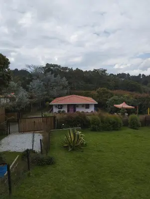 a small house in a yard with a pond at Génesis, un lugar para descansar y disfrutar in Santa Elena