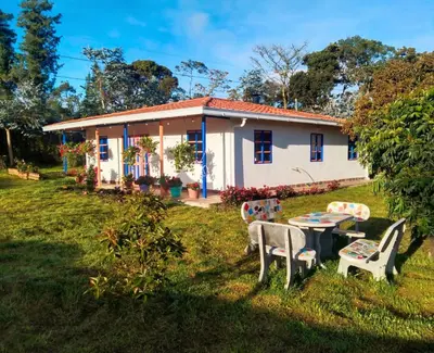 a house with a table and chairs in the yard at Génesis, un lugar para descansar y disfrutar in Santa Elena
