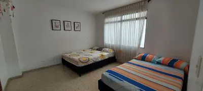 a bedroom with two beds and a window at Amplio Apartamento en Los Colores in Medellín