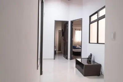 a living room with white walls and a mirror at El EmAnJe 1 in Jardin