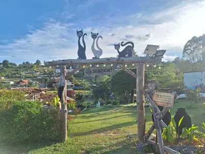 a sign with four cats sitting on top of it at Glamping Cabañas Sharmont in Guarne