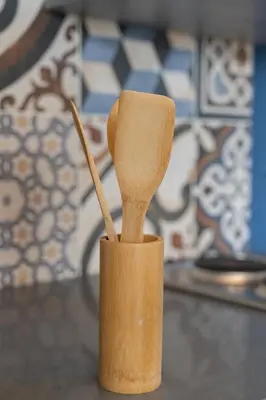 a wooden cup with two wooden spoons in it at Moderna casa pequeña en el Poblado MDE A106 in Medellín