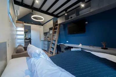 a bedroom with a bed and a blue wall at Moderna casa pequeña en el Poblado MDE A106 in Medellín