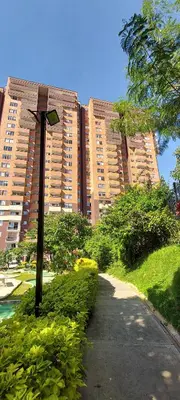 a street light in front of a large building at Apartamento en Calasanz con piscina y parqueadero in Medellín
