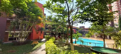 a street in a city with a pool and buildings at Apartamento en Calasanz con piscina y parqueadero in Medellín