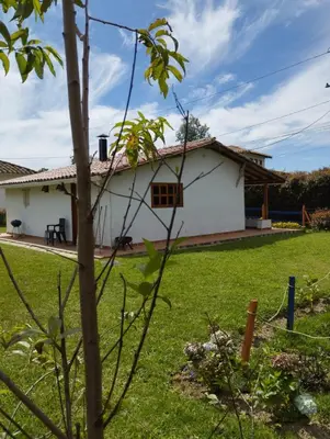 a view of a house from the yard at Samaria, un lugar para descansar y disfrutar in Santa Elena