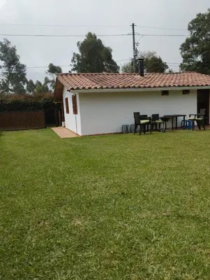 a house with a picnic table in a yard at Samaria, un lugar para descansar y disfrutar in Santa Elena
