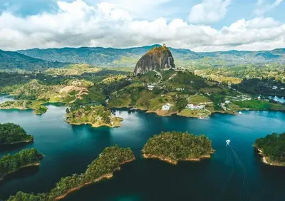 an island in the middle of a lake at Apartamentos Avenida del malecón, frente al lago. Guatape in Guatapé