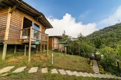 a log cabin on a hill with a house at Cerro Verde Mirador in Medellín