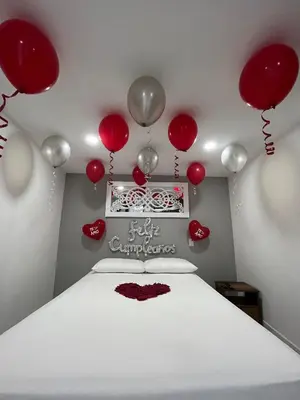 a bedroom with red and white balloons and a bed at Nómada Hospedaje in San Rafael