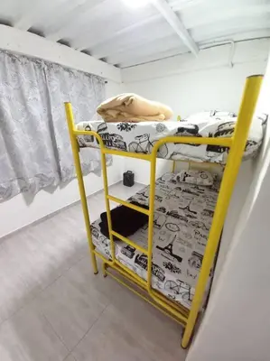 a room with two bunk beds in a room at Apartamento Campestre y Turístico con Garaje y Mirador in Manizales