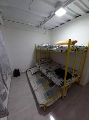 a small room with two bunk beds in it at Apartamento Campestre y Turístico con Garaje y Mirador in Manizales