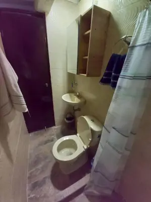 a bathroom with a toilet and a sink at Apartamento Campestre y Turístico con Garaje y Mirador in Manizales