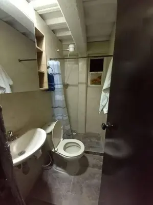 a bathroom with a toilet and a sink at Apartamento Campestre y Turístico con Garaje y Mirador in Manizales