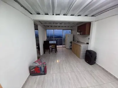 an empty room with a kitchen and a dining room at Apartamento Campestre y Turístico con Garaje y Mirador in Manizales