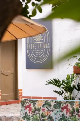 a sign on the side of a building at Entre Palmas Casa Hotel in Santa Fe de Antioquia