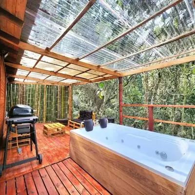Cabaña en Medio del Bosque con Jacuzzi - Santa Elena
