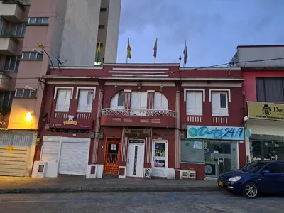 a red building on the corner of a street at Hostal Mirador Andino in Manizales