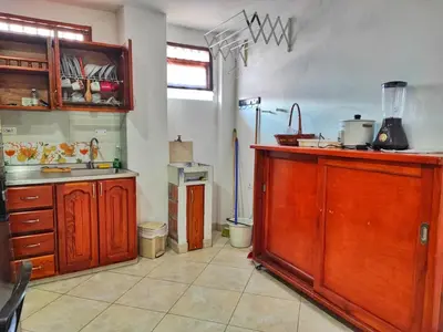 a kitchen with wooden cabinets and a counter top at Apartamentos con estacionamiento cerca al parque in Támesis