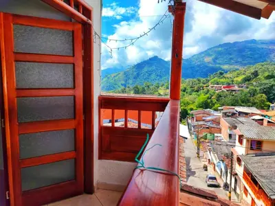 a room with a door and a window with a surfboard at Apartamentos con estacionamiento cerca al parque in Támesis