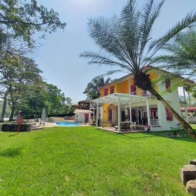 a house with a palm tree next to a yard at Casa Etnika in Jericó