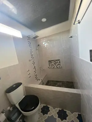 a bathroom with a toilet and a bath tub at Apartamento vacacional Galeon Doradal in Doradal