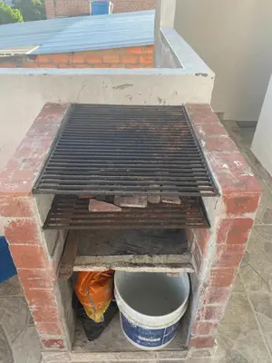 a bench with a bucket under a porch at Apartamento vacacional Galeon Doradal in Doradal