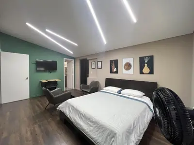a bedroom with a bed with wheels on it at Hospedaje cerca a centro comercial de Santafé A104 By Roots Rentals in Medellín