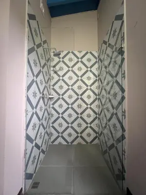 a bathroom with blue and white tiles on the wall at Hospedaje cerca a centro comercial de Santafé A104 By Roots Rentals in Medellín