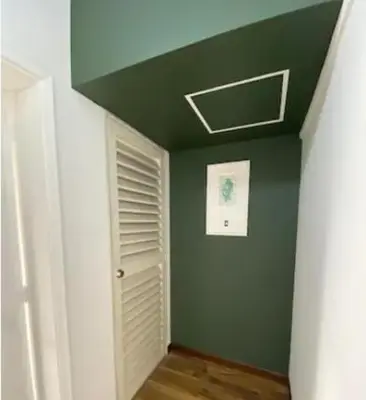 a room with a green wall and a ceiling at Apartamento cerca al centro comercial Santafé A105 By Roots Rentals in Medellín