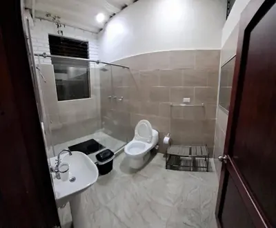 a bathroom with a toilet and a sink at VILLA CARO in Palestina